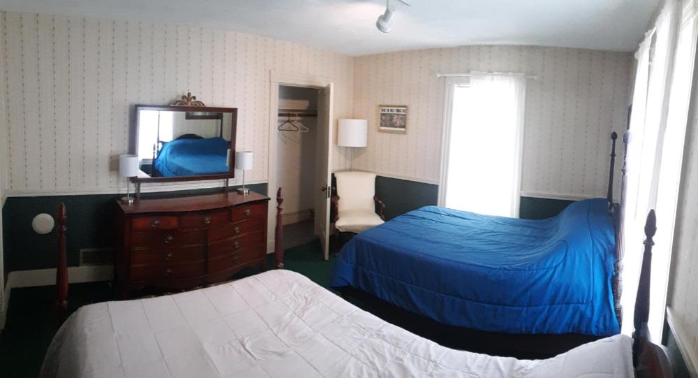 Double Room with Shared Bathroom interior